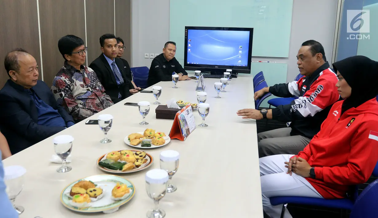 CDM Asian Games 2018, Komjen Pol Syafruddin dan Atlet Taekwondo Defia Rosmaniar berbincang dengan COO Emtek Group Sutanto Hartono beserta jajaran redekasi SCTV, Jakarta, Senin (20/8). (Liputan6.com/Johan Tallo)