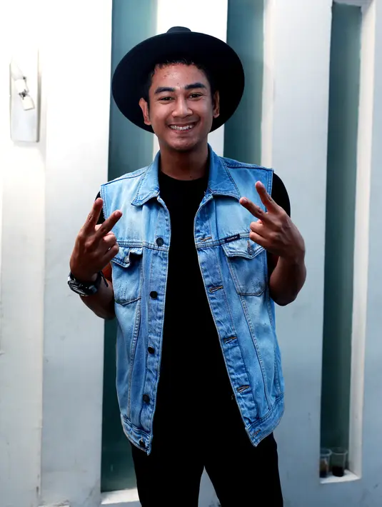 Saat ditemui di kawasan Tendean, Jakarta Selatan (5/7/2015), dirasakannya kalau hanya Chika yang bisa membuatnya bahagia. ), namun Dwi Andhika mengaku cemburu melihat kedekatan antara Chika Jessica dan Deddy Corbuzier (Wimbarsana/Bintang.com)