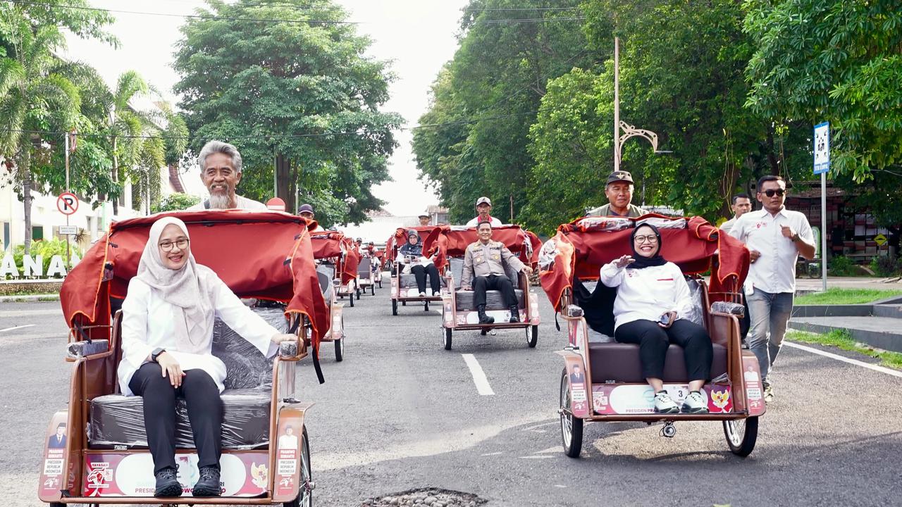 Bupati Ipuk Serahkan 200 Becak Listrik Bantuan Presiden ke Pengemudi Becak Lansia Banyuwangi