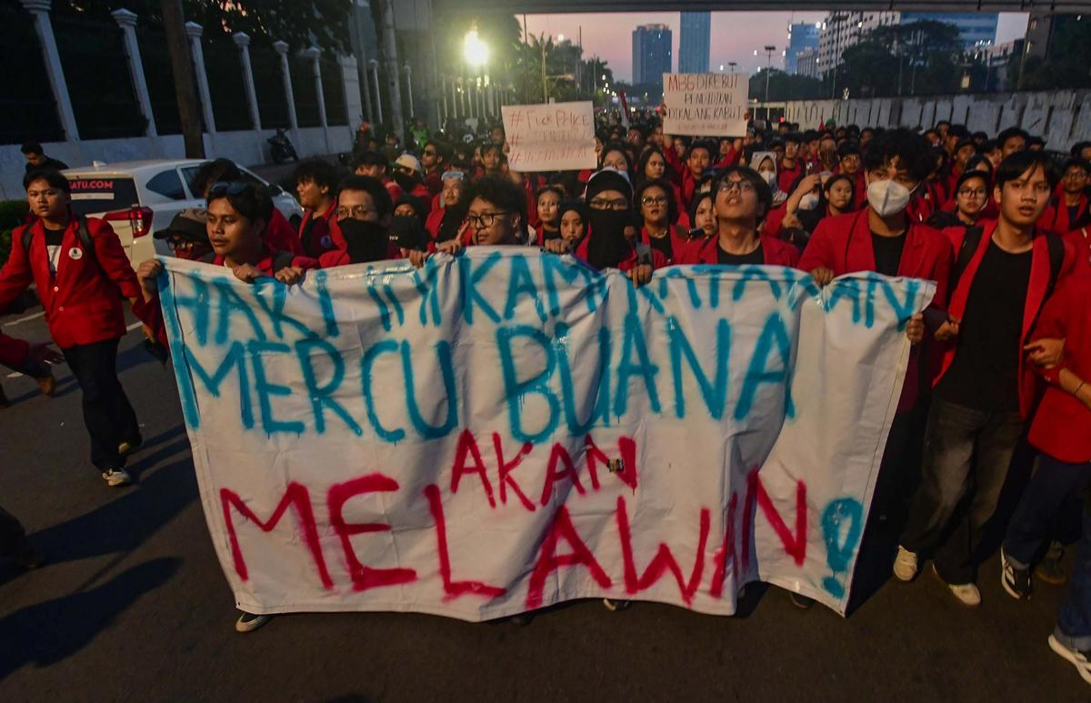 FOTO: Ratusan Mahasiswa Gelar Aksi di DPR Soroti Kebijakan Pemerintah