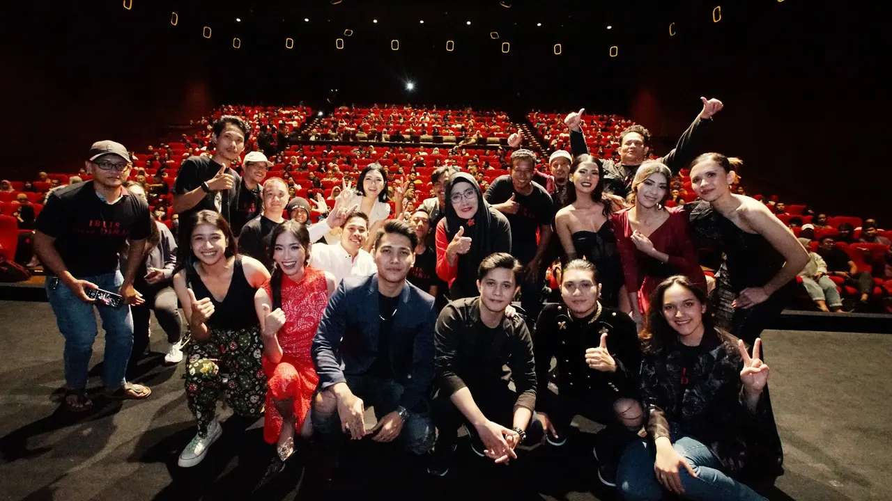 Para pemain dan kru Film Iblis Dalam Darah.