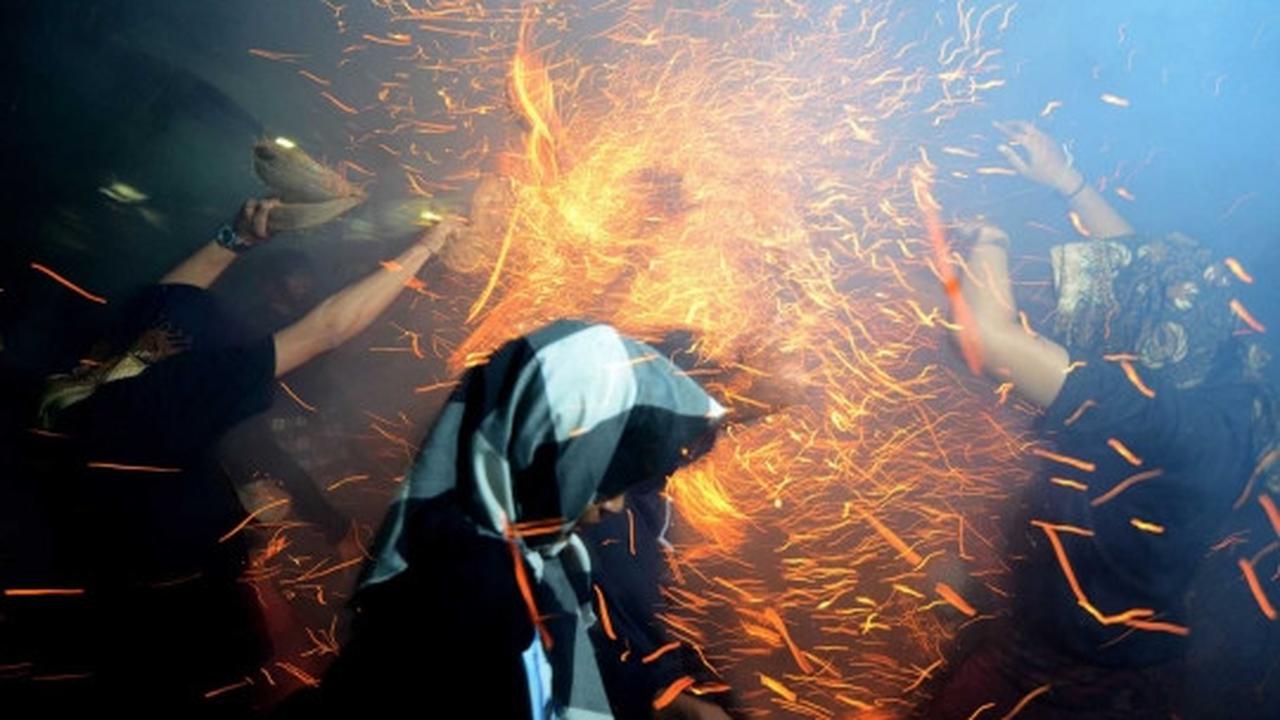 Menyaksikan panasnya tradisi perang api Siat Geni