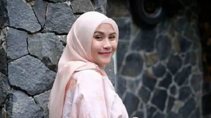 [Bintang] Tampil Colorful dengan Gaya Hijab Ibu Hamil Zaskia Adya Mecca yang Super Fresh