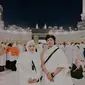 Atta Halilintar dan Aurel Hermansyah membagikan momen ibadahnya di depan Ka'bah, Masjidil Haram. (Instagram.com/attahalilintar)