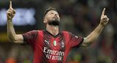 Pemain AC Milan Olivier Giroud melakukan selebrasi usai mencetak gol ke gawang Verona pada pertandingan sepak bola Liga Italia di Stadion San Siro, Milan, Italia, Minggu (4/6/2023). (AP Photo/Antonio Calanni)