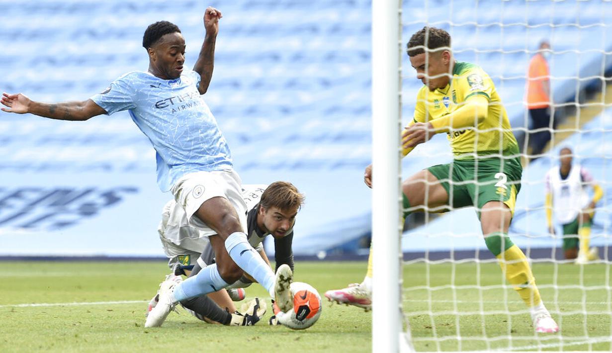 Pemain Manchester City, Raheem Sterling, berusaha mencetak gol ke gawang Norwich City pada laga Premier League di Stadion Etihad, Minggu (26/7/2020). Manchester City menang dengan skor 5-0. (Peter Powelll/Pool via AP)