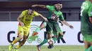 Pemain anyar PS TNI, Redouane Zerzori (tengah) berebut bola dengan pemain Bhayangkara FC, Ilija Spasojevic saat lanjutan Liga 1 Indonesia di Stadion Pakansari, Kab Bogor, Minggu (3/9). PS TNI kalah 0-1. (Liputan6.com/Helmi Fithriansyah)
