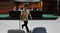 Sebelum membacakan eksepsinya, mantan juru bicara Presiden Susilo Bambang Yudhoyono itu membagikan kopian eksepsinya setebal 27 halaman (Liputan6.com/Johan Tallo).