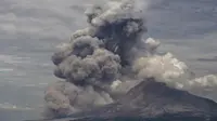 Abu vulkanik hasil erupsi Gunung Sinabung (Reuters)