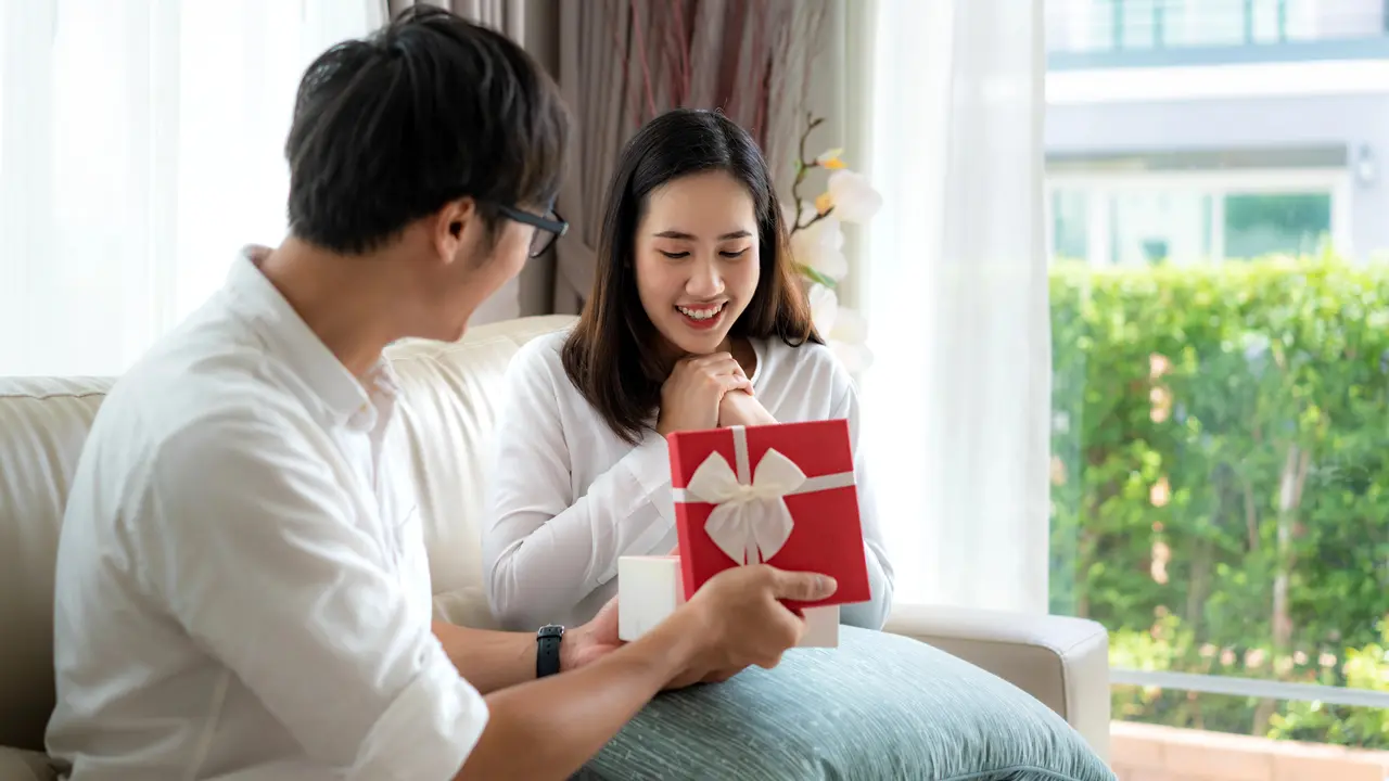couple november hadiah