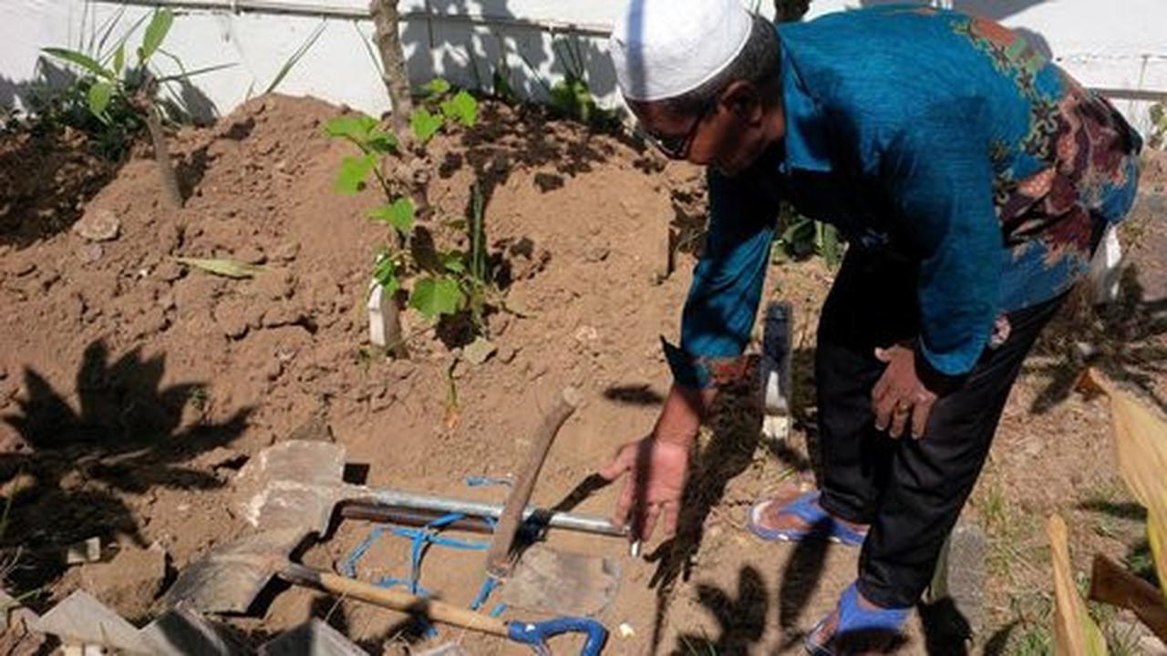 Sudah 1 meter, penggalian liang kubur jenazah Febby dihentikan