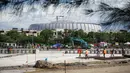 Aktivitas pekerja proyek pembangunan Sirkuit Formula E di kawasan Taman Impian Jaya Ancol, Jakarta Utara, Minggu (06/03/2022). Progres sirkuit sudah mencapai 52 persen pada hari ke-32 dan ditargetkan akan selesai pada bulan April 2022. (Bola.com/Bagaskara Lazuardi)