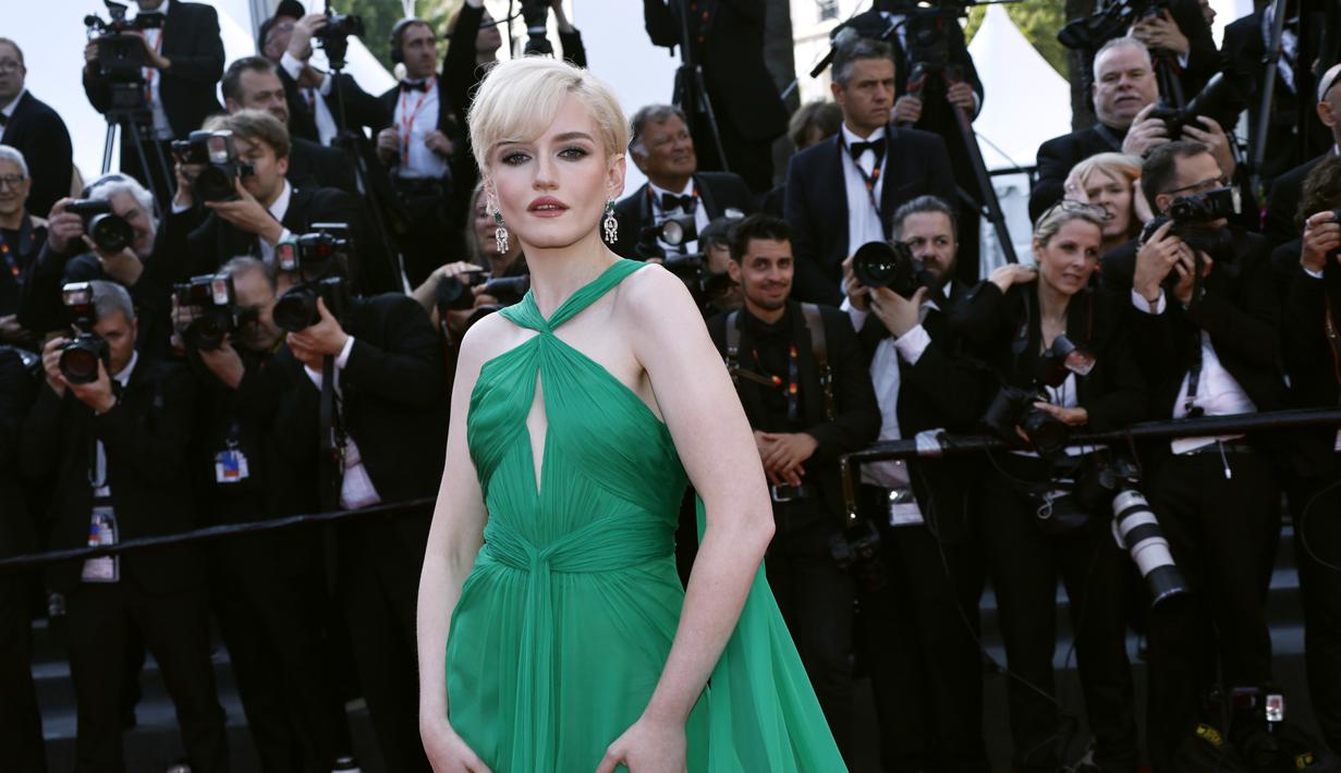 <p>Mengenakan rambut platinumnya yang ditata ke atas, Julia Garner meninggalkan gaya rambut ikal khasnya untuk tampilan yang ramping dan chic. (Photo by Joel C Ryan/Invision/AP)</p>