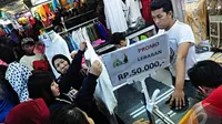 Para penjualpun bersaing untuk bisa menarik minat pembeli. Salah satunya dengan menawarkan diskon dan harga yang murah, Jakarta, Jumat (18/07/2014) (Liputan6.com/Faizal Fanani)