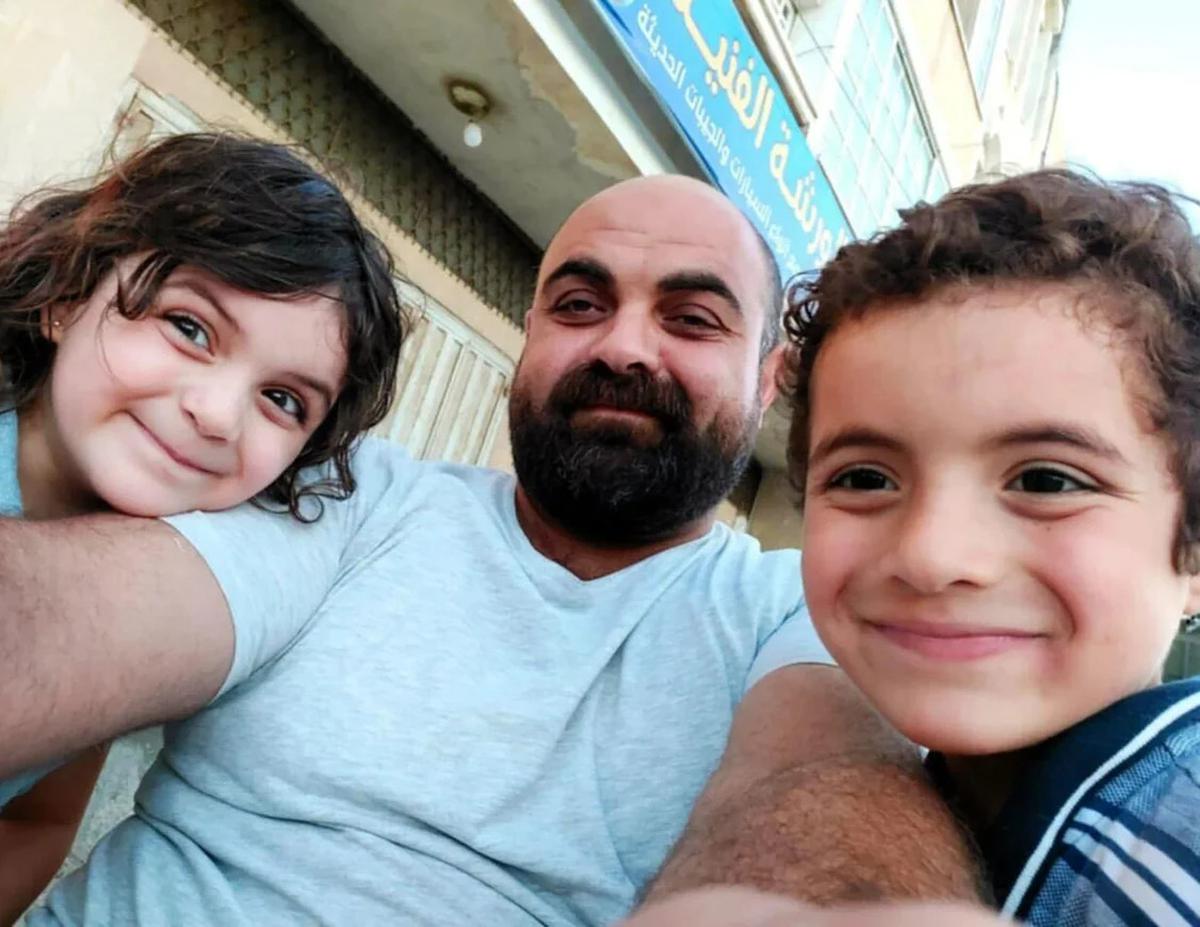 suami dan kedua anak dokter Alaa al-Najjar
