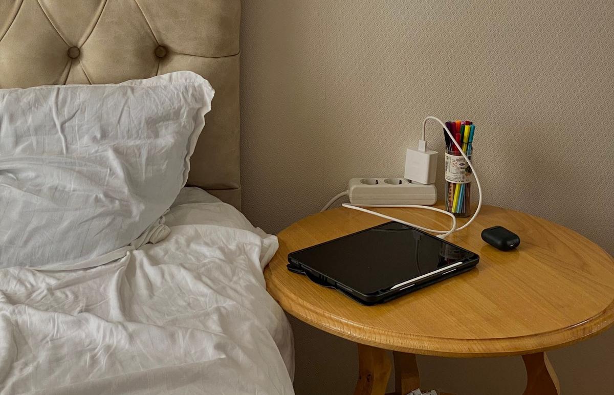 Cara Menata Kabel Charger di Samping Tempat Tidur