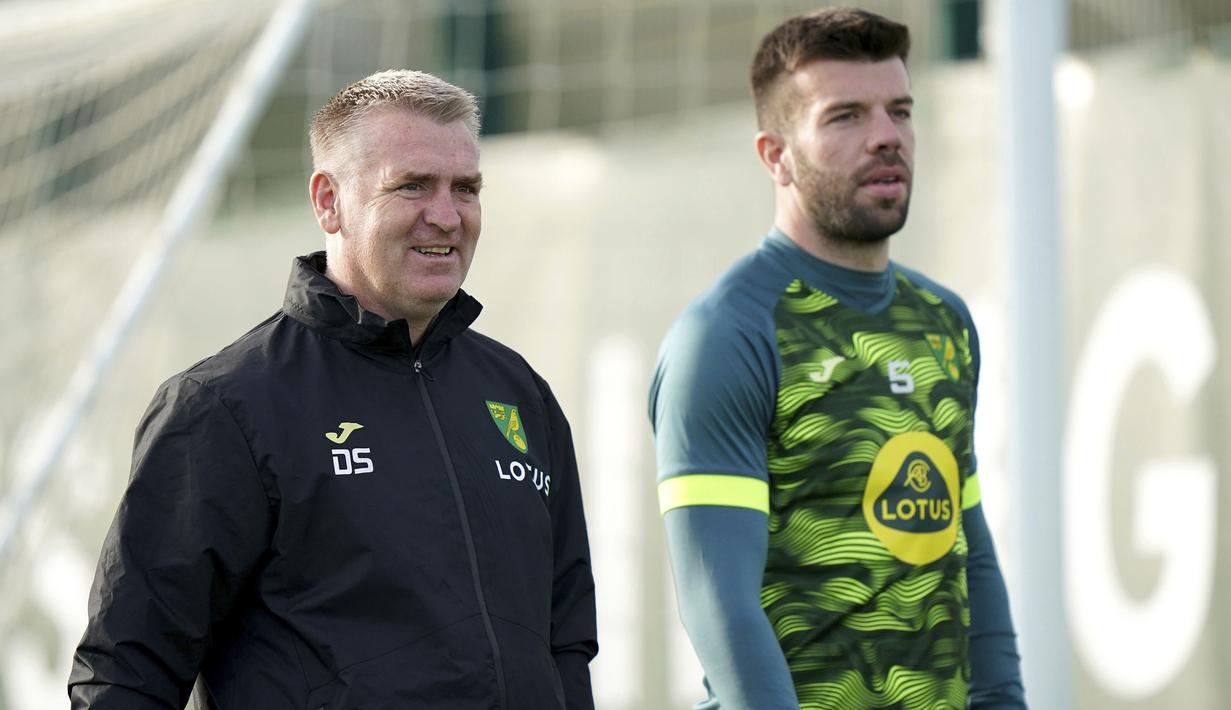 Hasil positif juga dirasakan oleh mantan pelatih Aston Villa, Dean Smith. Smith menjalani laga perdananya sebagai pelatih Norwich City pada laga pekan ke-12 Liga Inggris 2021/2022 saat menjamu Stoke City. (PA via AP/Tim Goode)