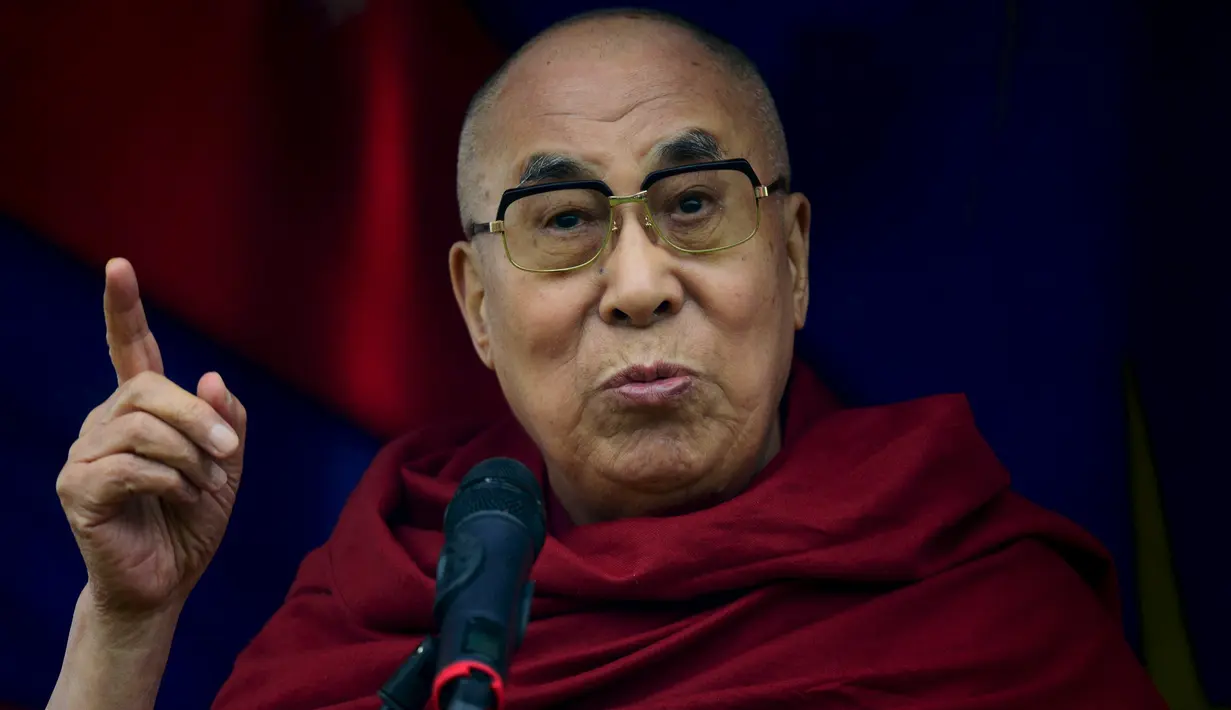 Pemimpin spiritual Tibet, Dalai Lama menyampaikan pidato saat Glastonbury Festival, Inggirs, (28/6/2015). Dalai Lama akan berulang tahun yang ke-80 pada 6 Juli 2015 nanti. Namun ia merayakannya lebih awal di Glastonbury Festival. (REUTERS/Dylan Martinez)