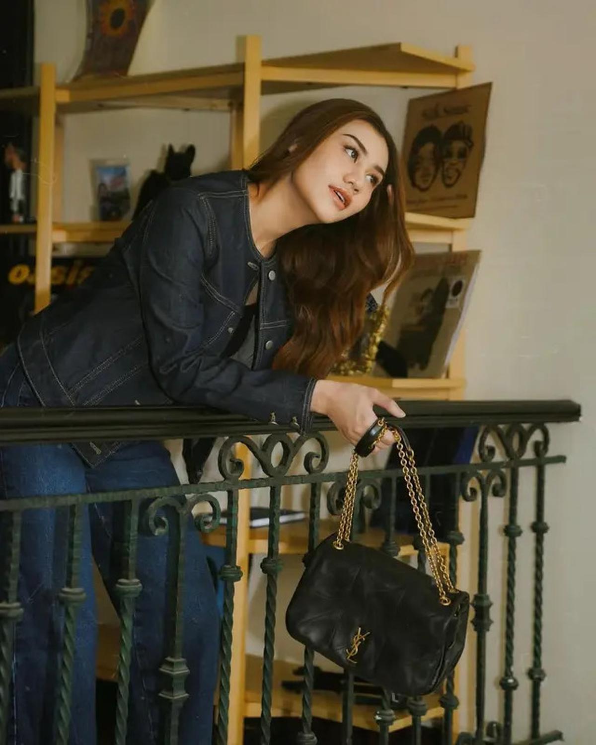 9 Potret Aaliyah Massaid Pakai Jeans,  Pilihan Outfit Stylish untuk Sehari-hari