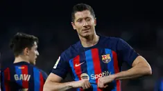 Pemain Barcelona Robert Lewandowski melakukan selebrasi usai mencetak gol ke gawang Cadiz pada pertandingan sepak bola Liga Spanyol di Stadion Camp Nou, Barcelona, Spanyol, 19 Februari 2023. Barcelona mengalahkan Cadiz dengan skor 2-0. (AP Photo/Joan Monfort)