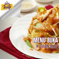 Buka puasa kali ini makan yang segar-segar yuk, Mi Siram Salad Thailand. (Foto: Bintang.com/Daniel Kampua, Digital Imaging: Nurman Abdul Hakim/Bintang.com, Chef: Arum Sari)