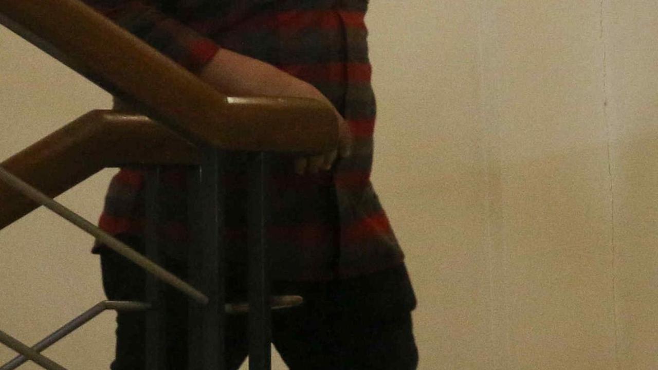 Hatta hanya membisu.&nbsp;Dia tak bersedia memberikan keterangan apapun kepada awak media yang mengerumininya.