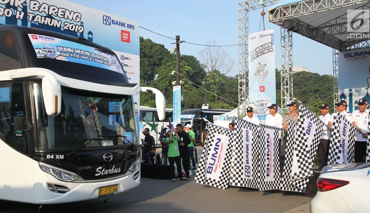 Pelepasan pemudik gratis Mudik Bareng BRI di kawasan Senayan, Jakarta, Selasa (28/5/2019). PT Bank Rakyat Indonesia (Persero) Tbk memberangkatkan 15 ribu pemudik tahun ini. (Liputan6.com/Pool/BRI)