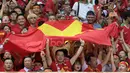 Fans Vietnam membentangkan bendera negaranya saat laga semifinal AFF Cup 2016 antara Indonesia melawan Vietnam di Stadion Pakansari, Bogor, (03/12/2016). (Bola.com/Nicklas Hanoatubun)