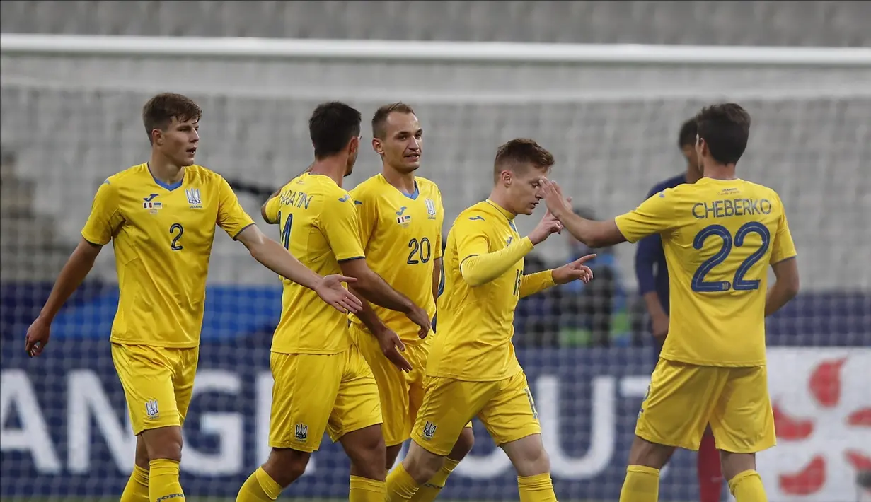Gelandang Ukraina, Viktor Tsygankov (kedua kanan) berselebrasi usai mencetak gol ke gawang Prancis pada laga persahabatan Stade deFrance di Saint Denis, utara Paris, Rabu (7/10/2020). Prancis menang besar 7-1 atas Ukraina. (AP Photo/Francois Mori)