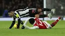 Penyerang Arsenal, Eddie Nketiah berebut bola dengan gelandang Newcastle United, Bruno Guimaraes selama pertandingan lanjutan Liga Inggris di stadion Emirates di London, Rabu (4/1/2023). Arsenal bermain imbang atas Newcastle dengan skor 0-0. (AP Photo/Ian Walton)