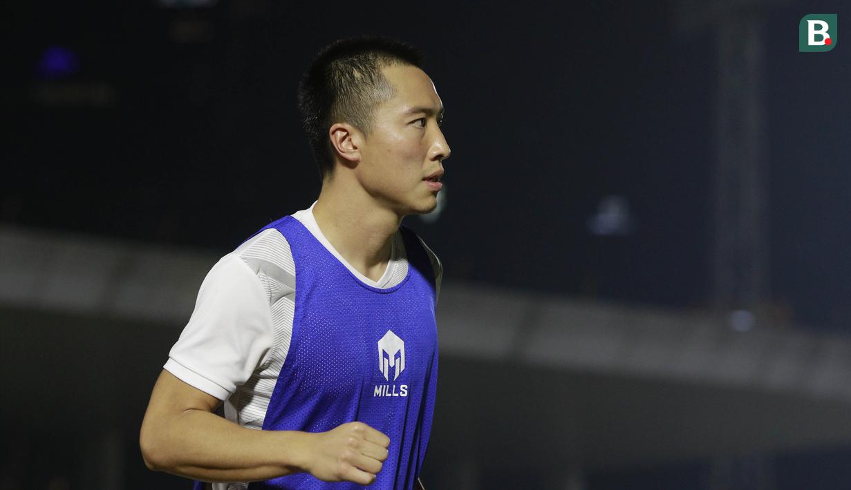 Pemain Timnas Indonesia, Arthur Irawan, saat latihan di Stadion Madya, Jakarta, Selasa (11/5/2021). Latihan tersebut untuk persiapan jelang Kualifikasi Piala Dunia 2022 Zona Asia. (Foto: Bola.com/M Iqbal Ichsan)