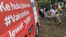 Warga menanti waktu vaksinasi COVID-19 melalui mobil vaksin keliling di Taman Dadap Merah, Kebagusan, Jakarta, Sabtu (10/7/2021). Pelaksanaan vaksinasi melalui mobil vaksin keliling juga diperuntukkan untuk anak usia 12 tahun ke atas. (Liputan6.com/Helmi Fithriansyah)