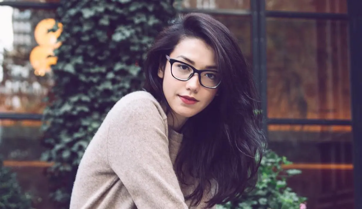 Bertubuh tinggi dan langsing, siapa lagi kalau bukan Velove Vexia. Aktris cantik yang selalu berhasil bikinpara lelaki terpikat. Dengan bentuk tubuhnya yang ideal, begini lah cara Velove berbusana. (Instagram/vaelovexia)