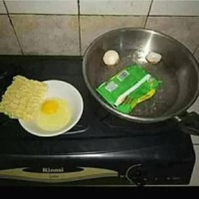 6 Kelakuan Gabut saat Makan Mi Instan Ini Bikin Tepuk Jidat