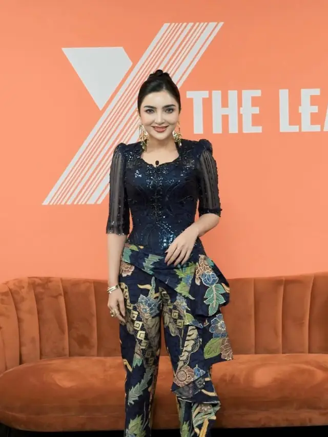 Ashanty di Acara Variety Show Korea “X The League” pakai busana dari desainer Indonesia pakai kebaya. [@ashanty_ash]