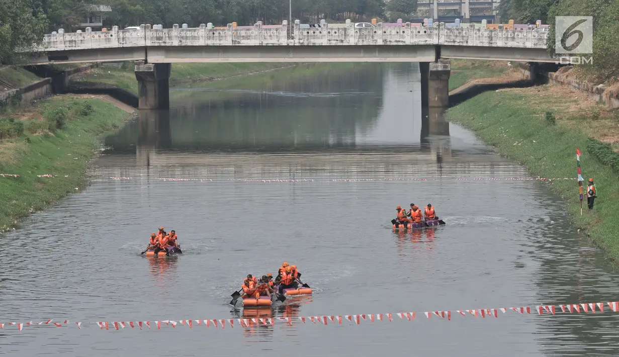 Petugas dari UPK Badan Air Dinas Lingkungan Hidup Kecamatan Duren Sawit beradu kecepatan saat lomba dayung di Kanal Banjir Timur, Jakarta, Sabtu (17/8/2019). (merdeka.com/ Iqbal S. Nugroho)