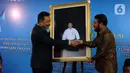 Ketua MK Anwar Usman memberikan kenang-kenangan kepada I Dewa Gede Palguna saat acara Pisah Sambut Hakim MK di Gedung MK, Jakarta, Selasa (7/1/2020). I Dewa Gede Palguna yang sudah berakhir masa tugasnya digantikan Daniel Yusmic sebagai Hakim MK. (Liputan6.com/Johan Tallo)