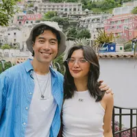 Tampil dengan busana kasual dengan nuansa cerah, sosok keduanya terlihat begitu serasi dan menuai banyak pujian. Ditambah dengan latar belakang yang indah, momen liburan bareng ini terlihat sangat membahagiakan. Banyak netizen memberikan berbagai tanggapan di kolom komentar Instagram keduanya. (Liputan6.com/IG/@vidialdiano)