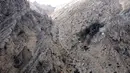 Kondisi puing jet pribadi Turki yang jatuh menghantam pegunungan Zagros di Iran, Senin (12/3). Menurut badan bencana Iran, pesawat itu jatuh ketika hujan lebat di wilayah pegunungan Zagros, dekat kota Shahr-e Kord. (Asal Bigdeli/Mizan News Agency via AP)