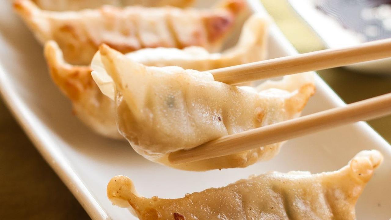 Itulah lime resep gyoza Jepang ala rumahan yang bisa langsung dipraktekkan di rumah. Tak hanya cocok dijadikan camilan di rumah, tapi juga bisa dijual lho, dijamin laris manis deh. Selamat mencoba.