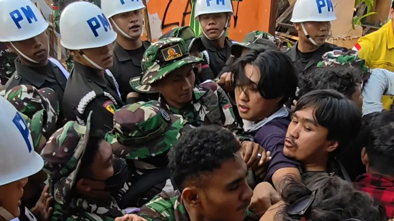 Kericuhan terjadi saat proses pengosongan eks rumah dinas TNI. (Liputan6.com/Dicky Agung Prihanto)