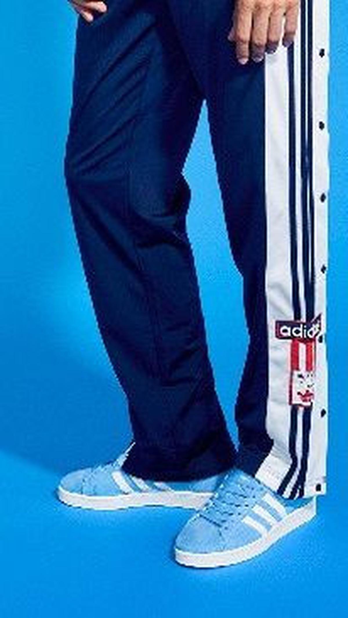 <b>Sepatu dengan Warna Biru</b>