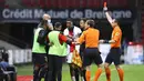 Wasit Ruddy Buquet menunjukkan kartu merah kepada pemain Paris Saint-Germain Presnel Kimpembe (tengah) saat melawan Rennes pada pertandingan Liga Satu Prancis di Stadion Roazhon Park, Rennes, Prancis, Minggu (9/5/2021). Laga berakhir imbang 1-1. (AP Photo/David Vincent)