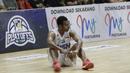 Pebasket NSH Jakarta, Hengki Infandi, tampak lesu usai ditaklukkan Satria Muda pada laga semi final IBL 2019 di GMSB Kuningan, Jakarta, Minggu (10/3). Satria Muda menang 72-48 atas NSH Jakarta. (Bola.com/M Iqbal Ichsan)