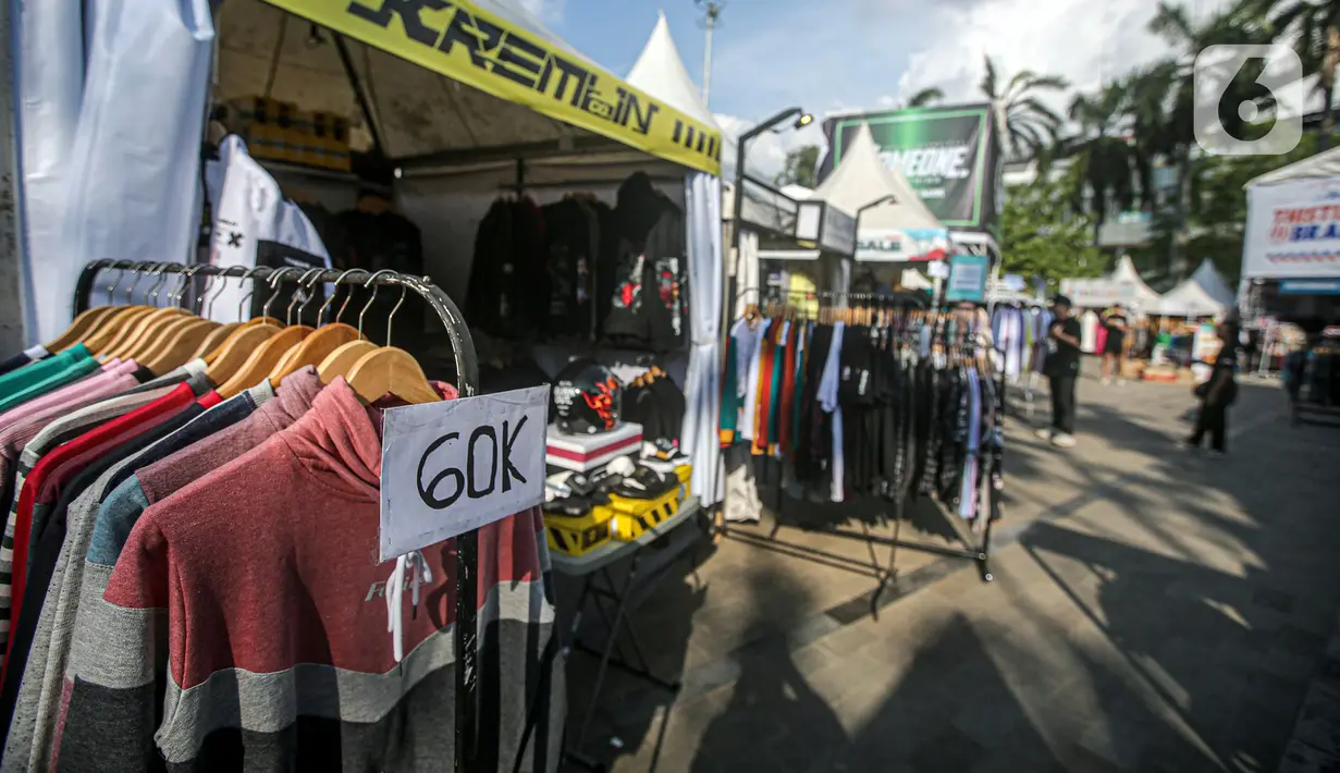 Aneka pakaian dipajang saat Jakcloth Summer Fest 2022 di Senayan Park, Jakarta, Jumat (12/8/2022). Acara yang akan berlangsung hingga 14 Agustus 2022 ini diikuti lebih dari 150 clothing brand lokal yang menjual pakaian, kaos, sepatu, tas dan lainnya dengan menawarkan harga diskon guna menarik minat masyarakat. (Liputan6.com/Faizal Fanani)