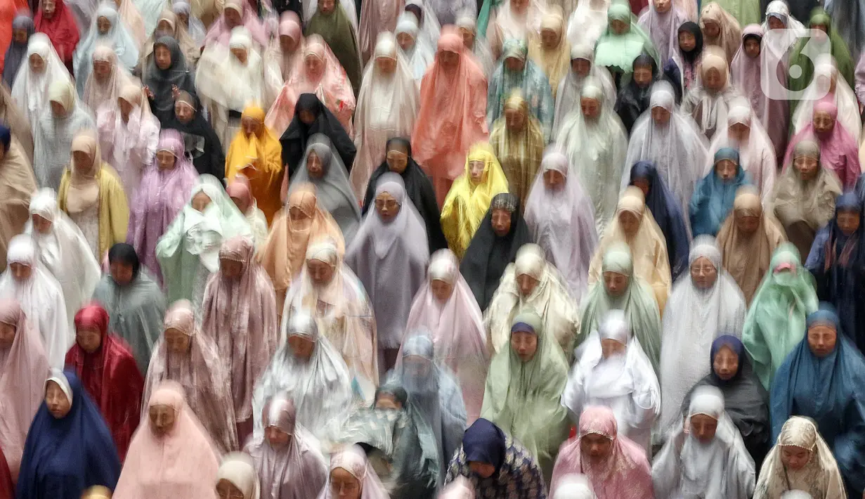 Di Masjid Istiqlal, Jakarta, Jumat (28/2/2025), ribuan umat muslim langsung melaksanakan salat tarawih pertama Ramadan 1446 H. (Liputan6.com/Herman Zakharia)