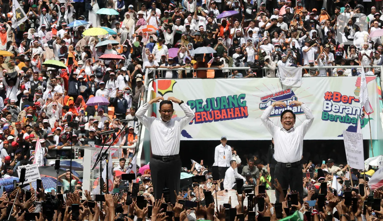 Massa pendukung Anies dan Cak Imin ini juga tumpah ruah di ara lapangan untuk menyaksikan lebih dekat. (Liputan6.com/Herman Zakharia)