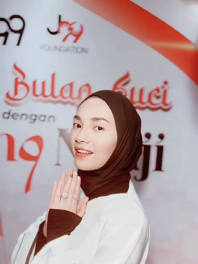 Violenzia Jeanette Berhijab