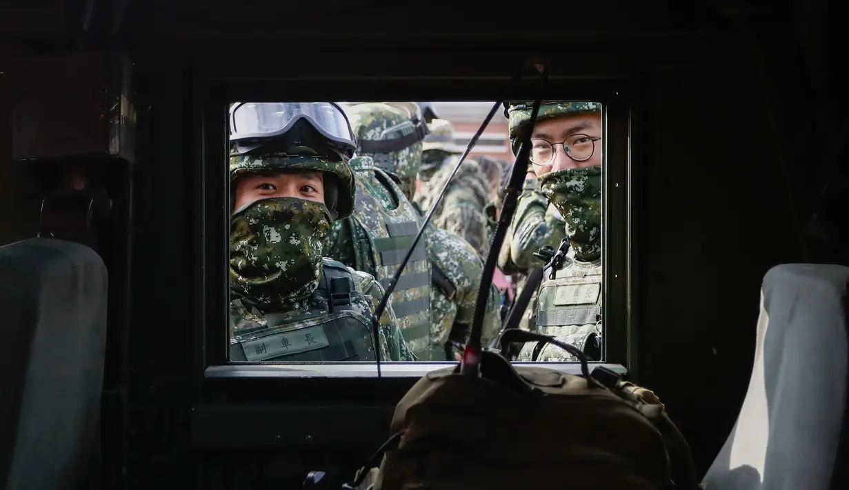 Tentara terlihat melalui kendaraan lapis baja saat latihan peningkatan kesiapsiagaan yang mensimulasikan pertahanan terhadap gangguan militer China jelang Tahun Baru Imlek di Kota Kaohsiung, Taiwan, 11 Januari 2023. China memperbarui ancamannya untuk menyerang Taiwan dan memperingatkan bahwa negara tersebut telah "bermain api". (AP Photo/Daniel Ceng)