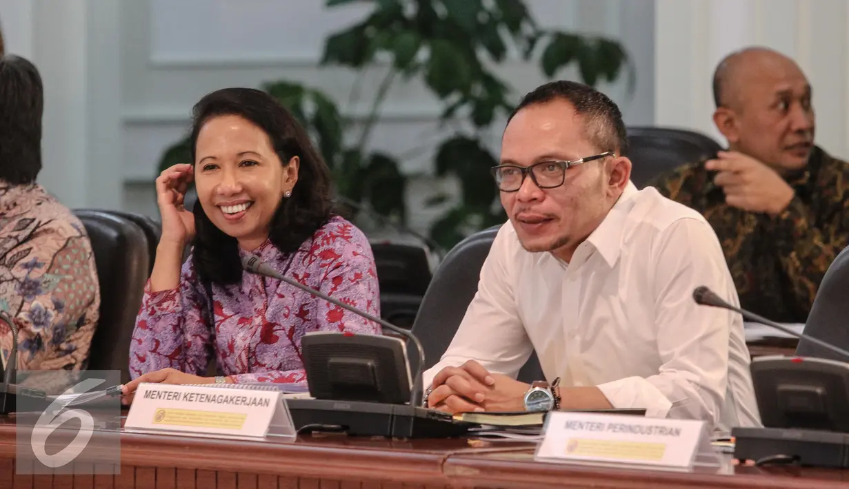 Menteri BUMN, Rini Soemarno (kiri) dan Menaker Hanif Dhakiri saat menghadiri sidang kabinet paripurna, Jakarta, Senin (6/7/2015). Sidang tersebut membahas Draft Nota Keuangan dan Postur RAPBN 2016 dan Persiapan Lebaran 2015. (Liputan6.com/Faizal Fanani)